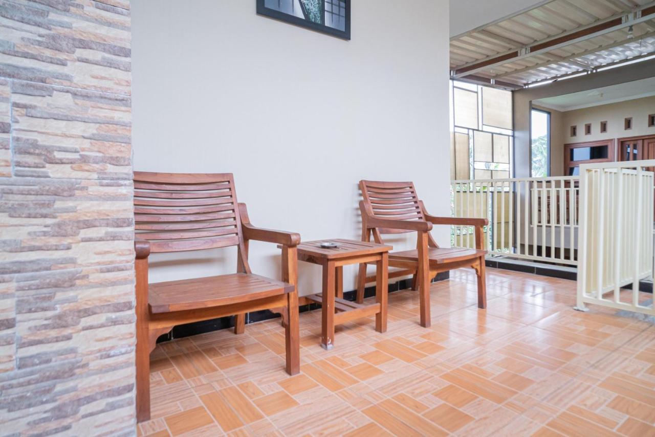 Reddoorz At Villa Akbar 3 Batu  Exterior foto