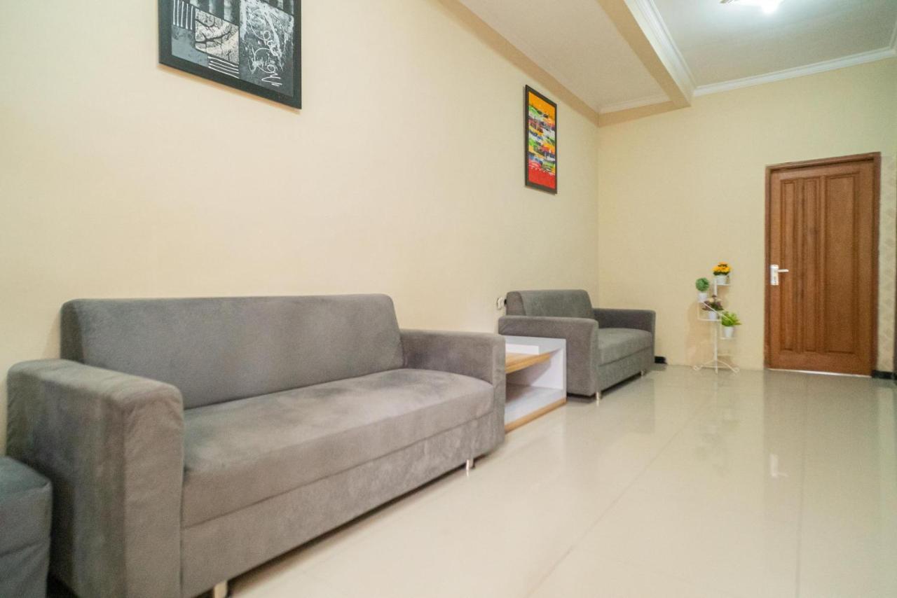 Reddoorz At Villa Akbar 3 Batu  Exterior foto
