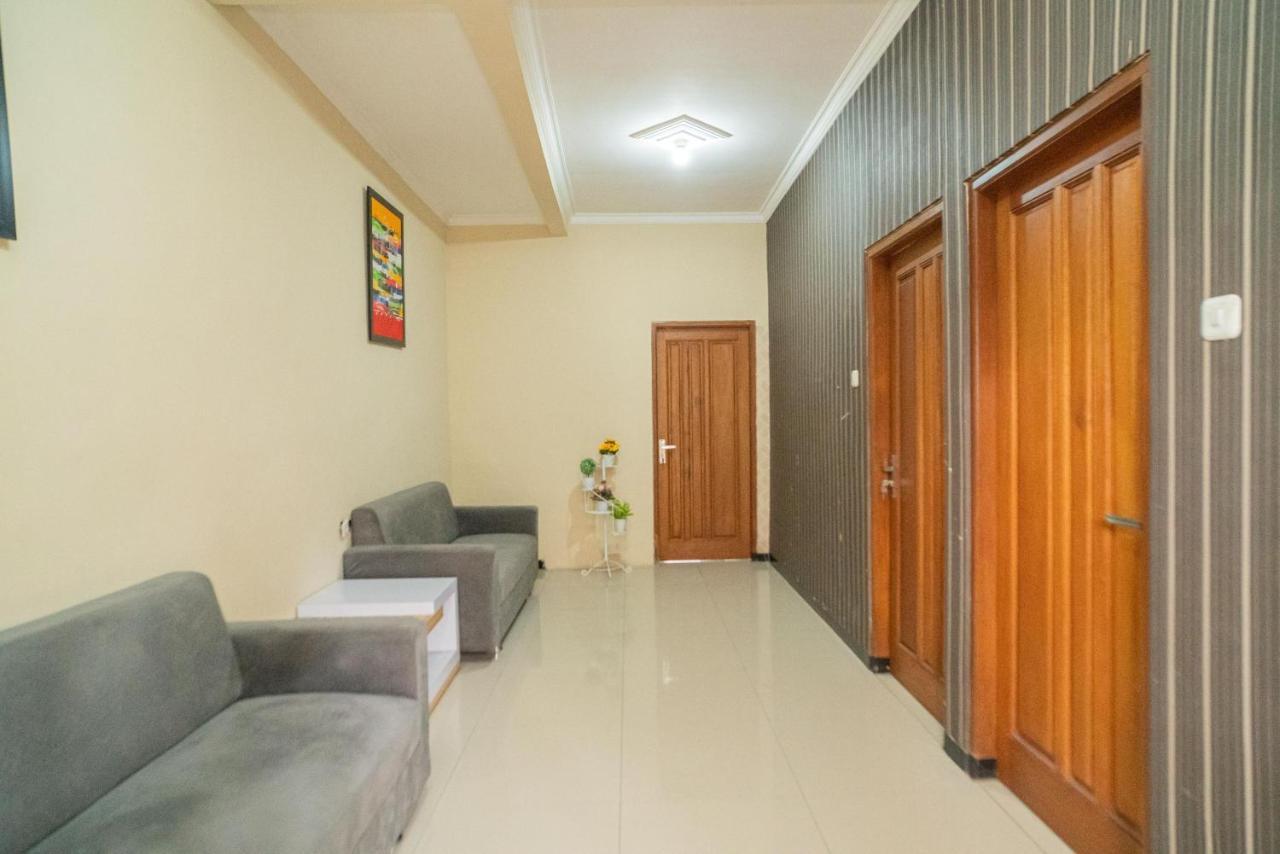 Reddoorz At Villa Akbar 3 Batu  Exterior foto